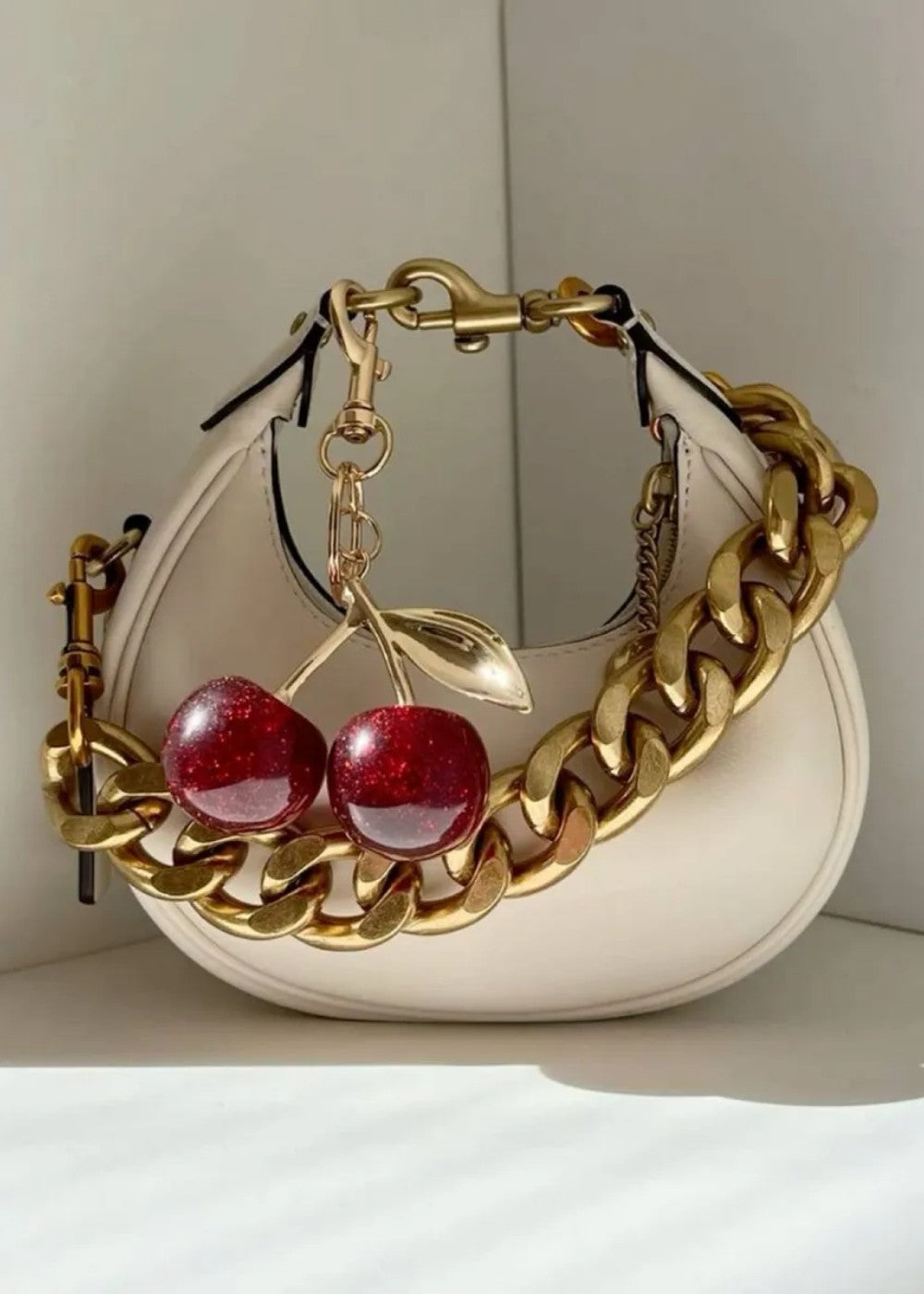 Charm de cereza dorada