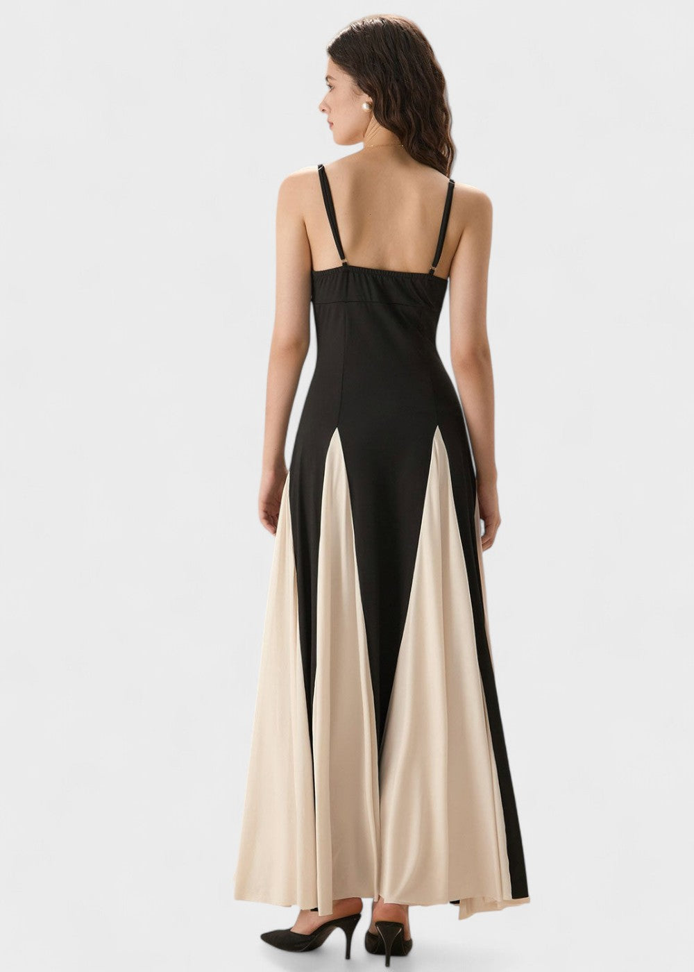 Vestido negro con tirantes finos