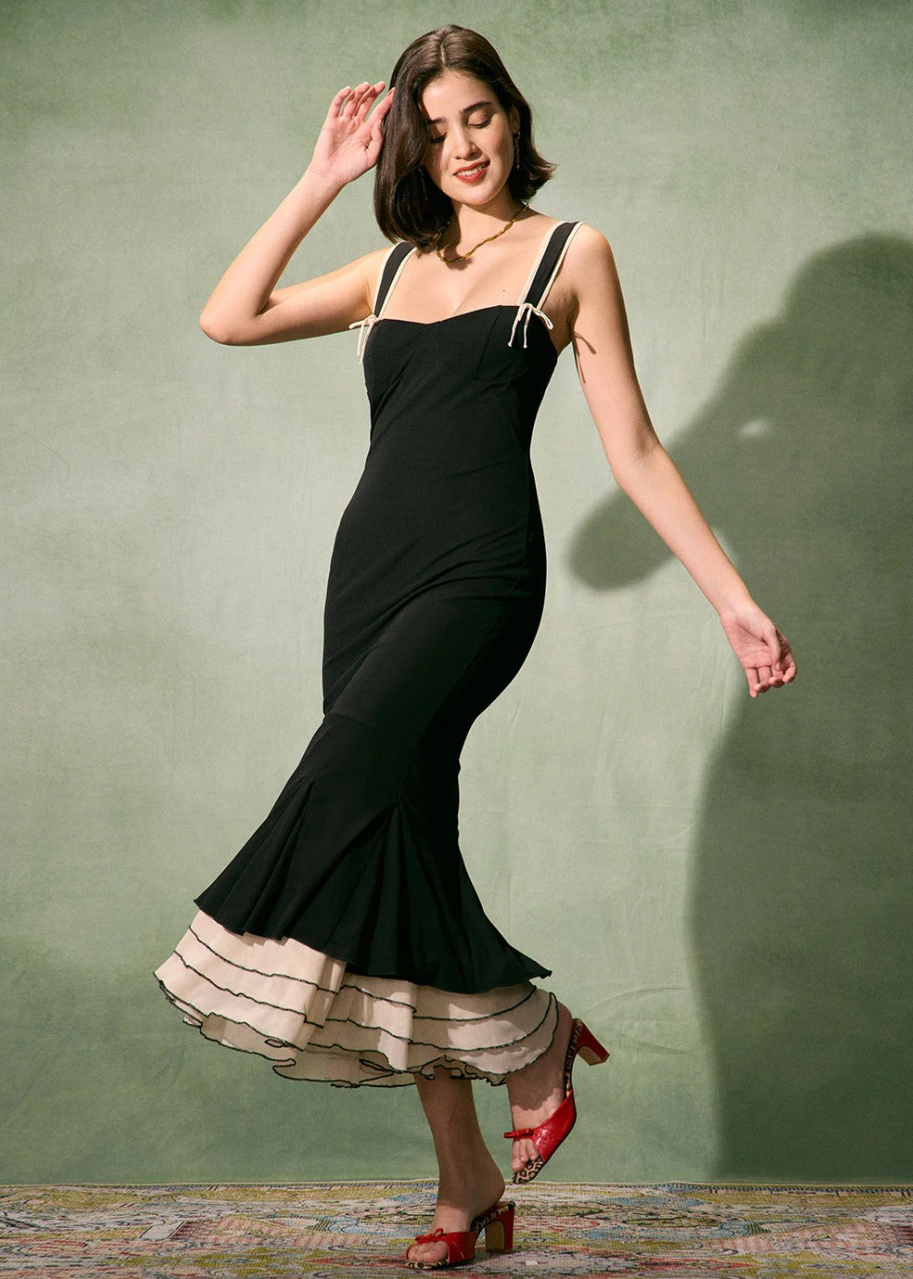 Vestido largo ajustado negro con escote corazón y tirantes finos