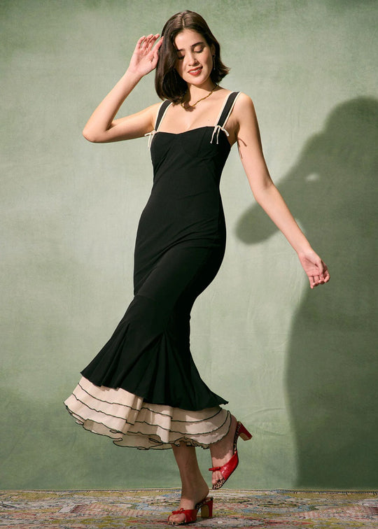 Vestido largo ajustado negro con escote corazón y tirantes finos