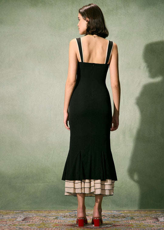 Vestido largo ajustado negro con escote corazón y tirantes finos
